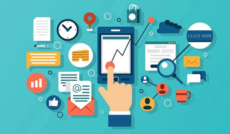 Mão clicando em gráficos em um celular, relógio, carta, lupa, nuvem, símbolo de curtida e xícara de café sugerindo análise de modelos de marketing digital para empresas.
