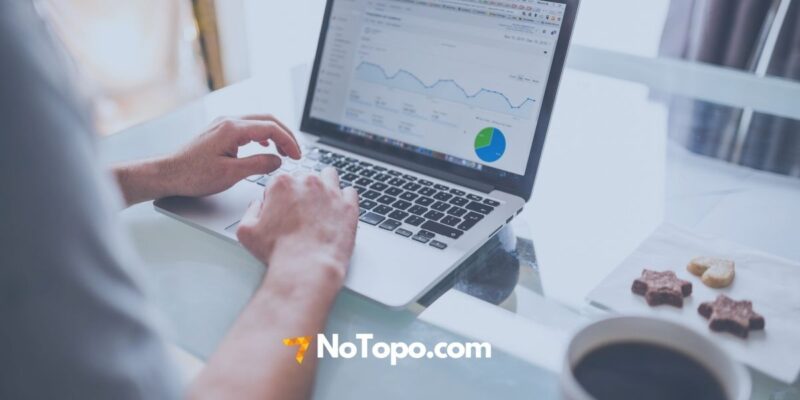 imagem destacada com notebook ao fundo e logo notopo